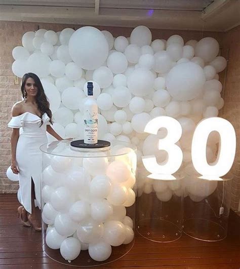 fiesta de 30 años mujer sencilla|Celebración de los 30 años de una mujer modesta.